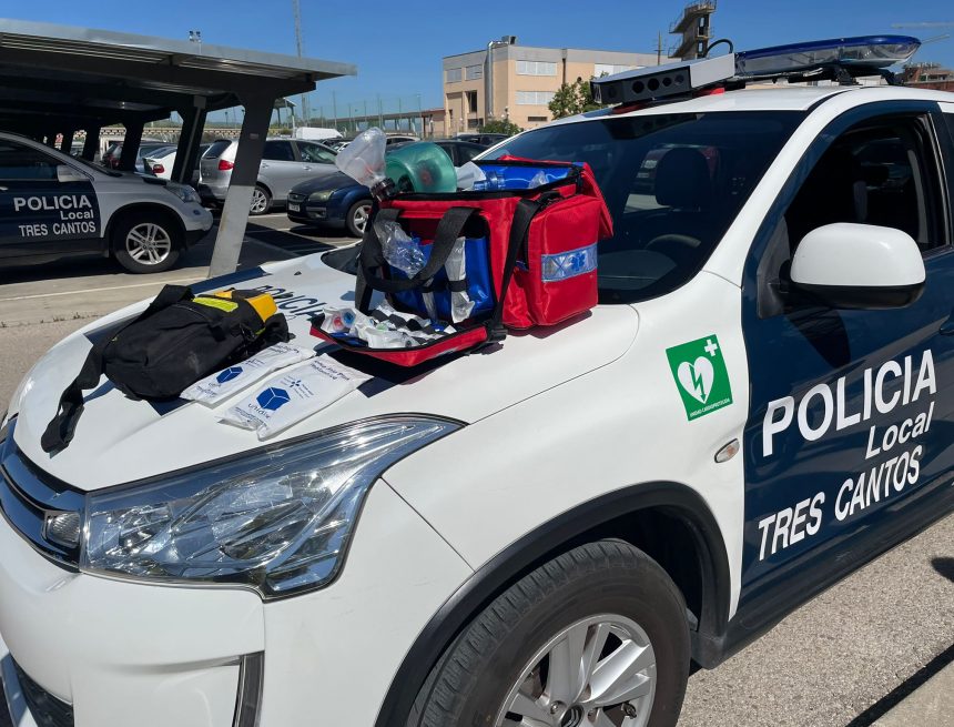 Los coches de la Policía Local de Tres Cantos incorporan un botiquín de primeros auxilios en su equipamiento