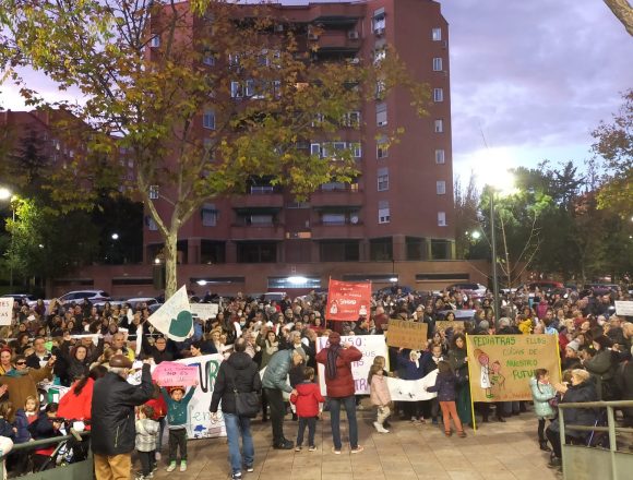 El PSOE acude a la concentración en el centro de salud de Oficios por la falta de pediatras